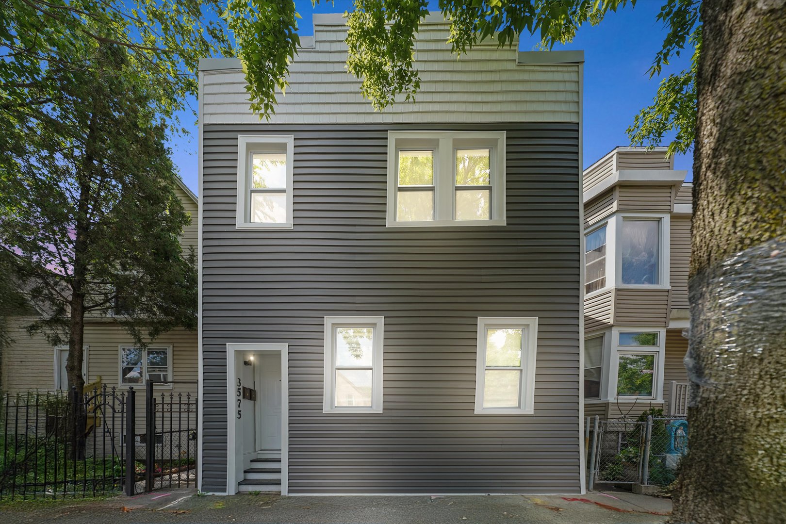 3575 W DICKENS Avenue