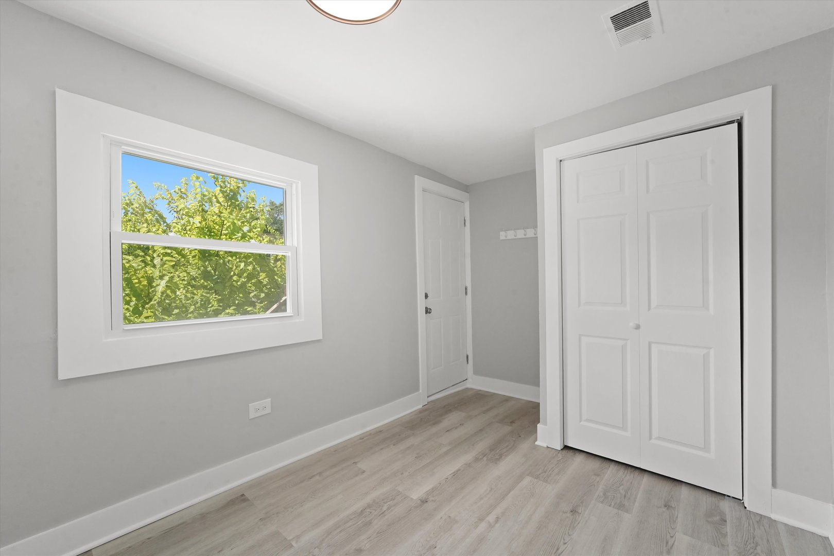 3575 W DICKENS Avenue