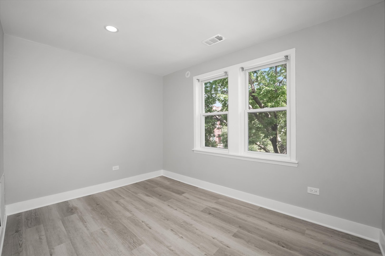 3575 W DICKENS Avenue