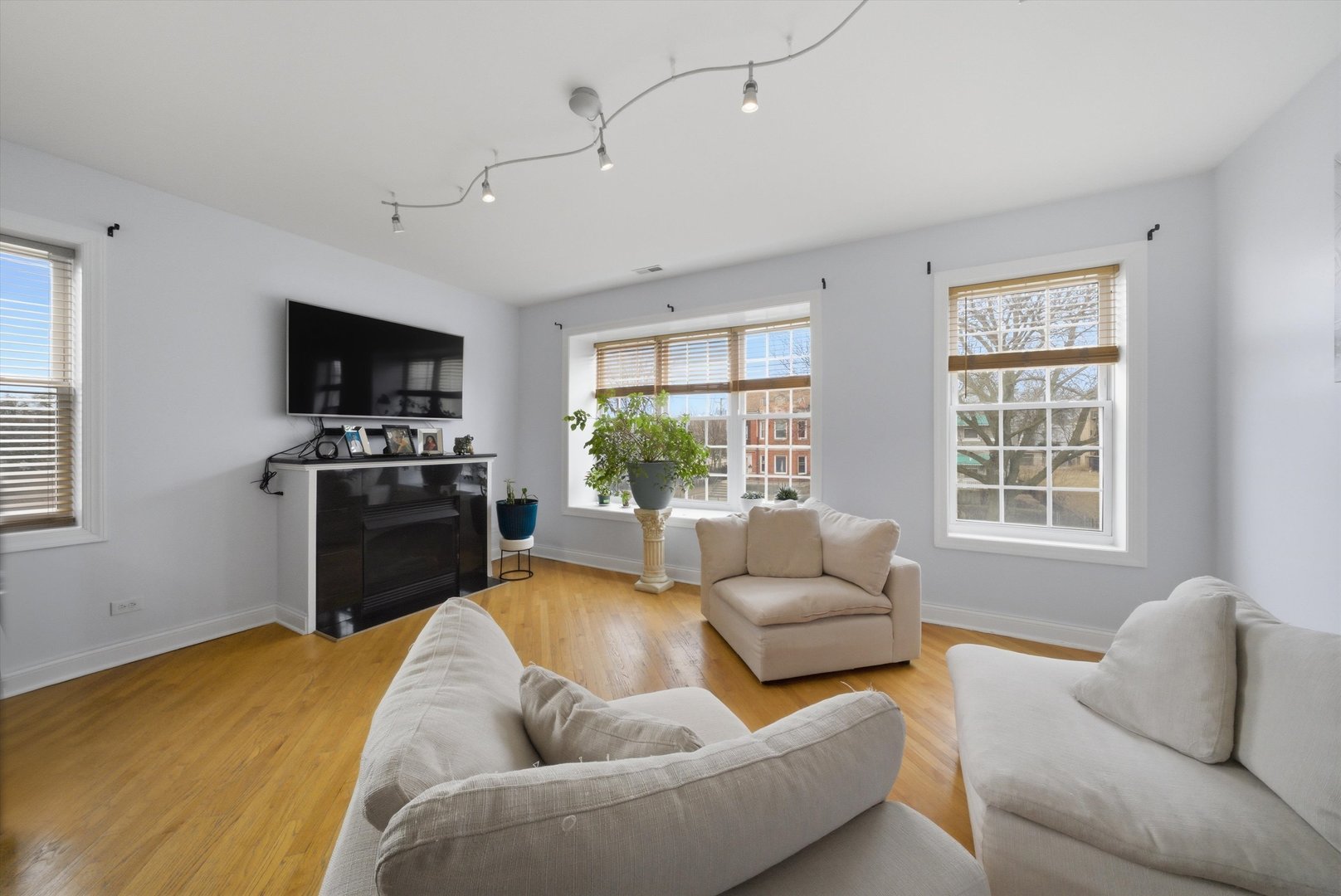 25 N Menard Avenue Unit: 2S