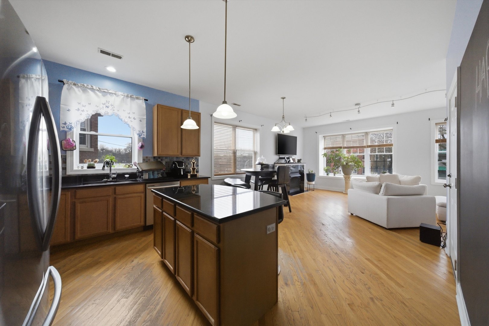 25 N Menard Avenue Unit: 2S