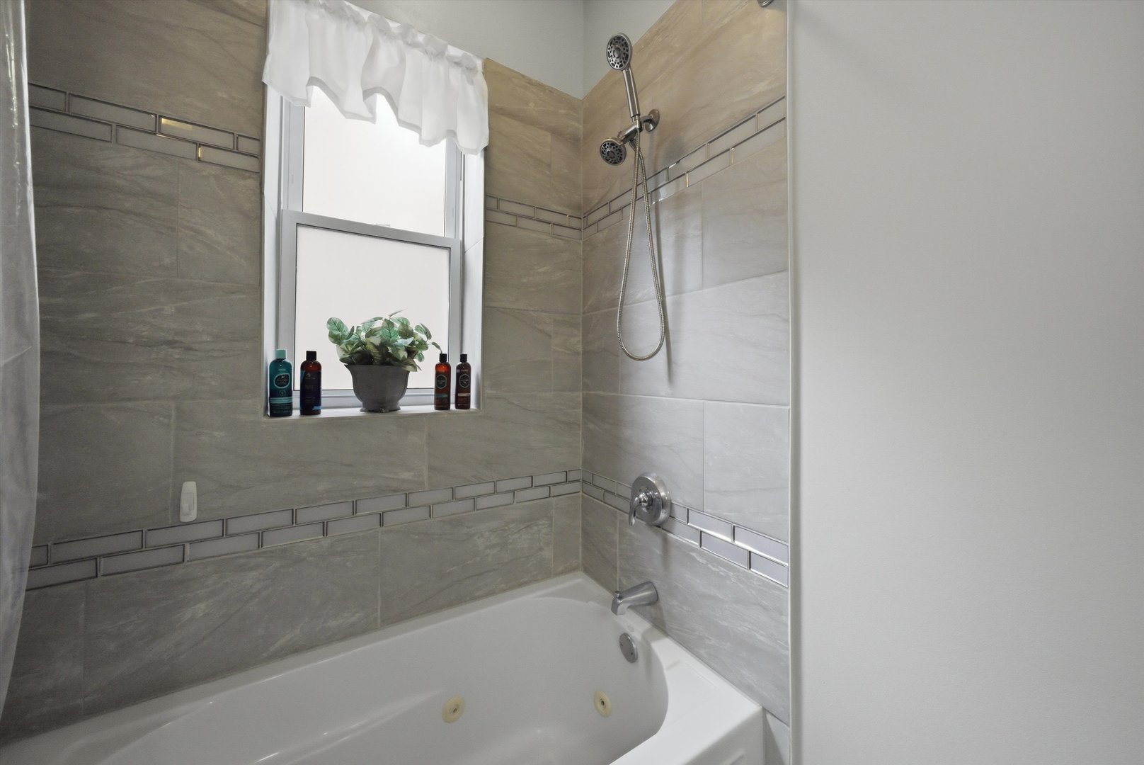 25 N Menard Avenue Unit: 2S