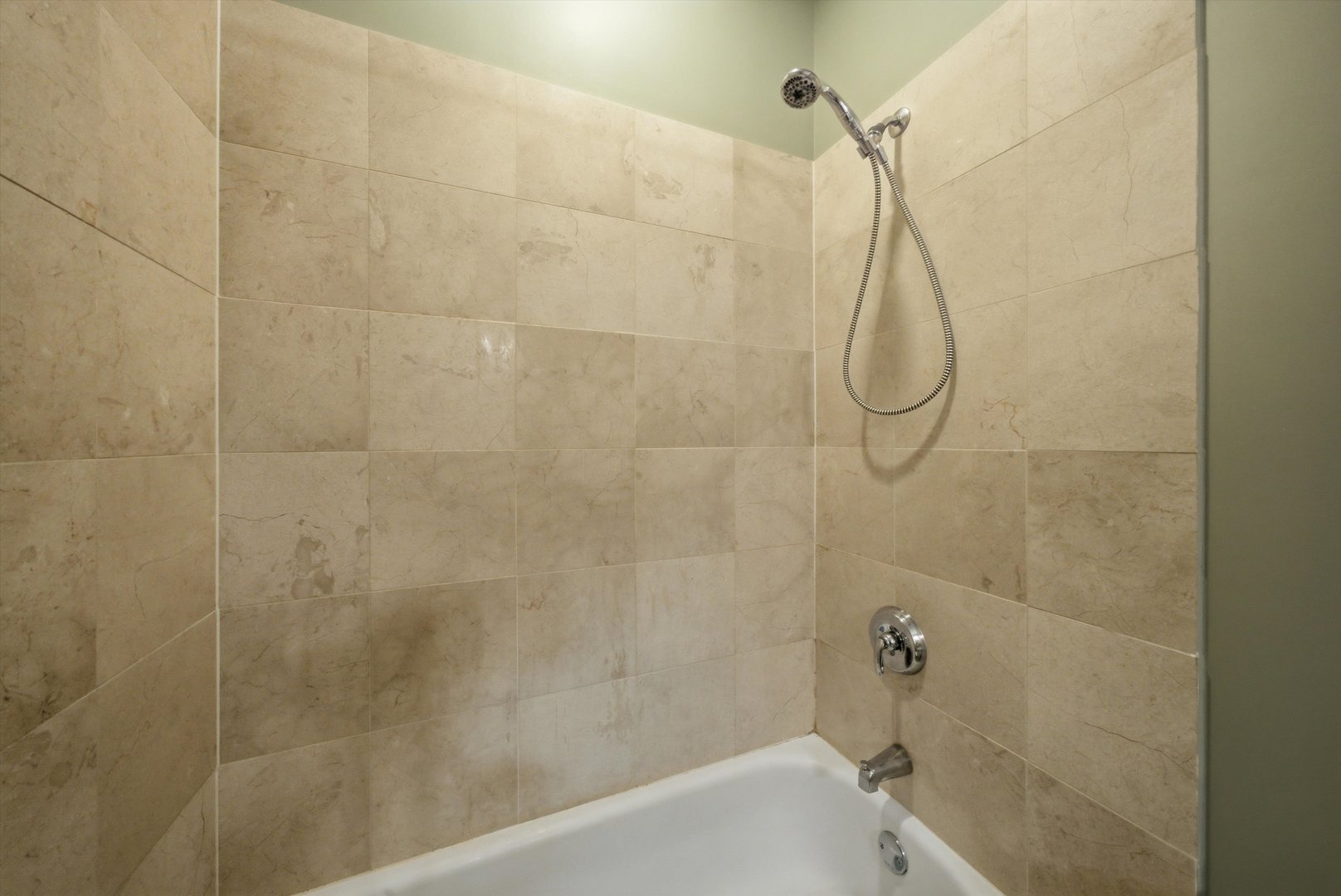 25 N Menard Avenue Unit: 2S