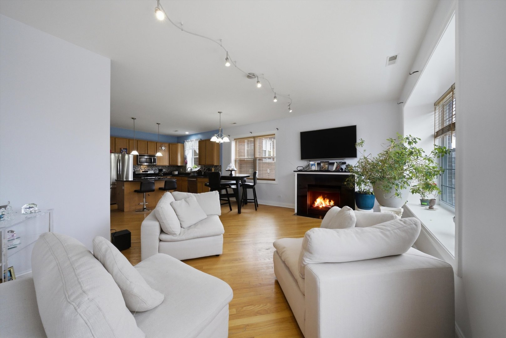25 N Menard Avenue Unit: 2S