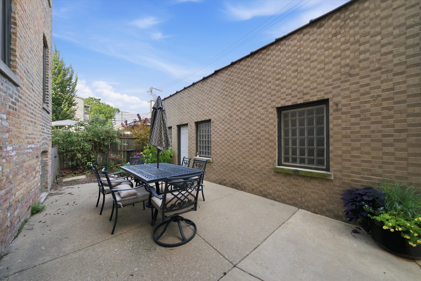6211 N Mozart Street Unit: 2N