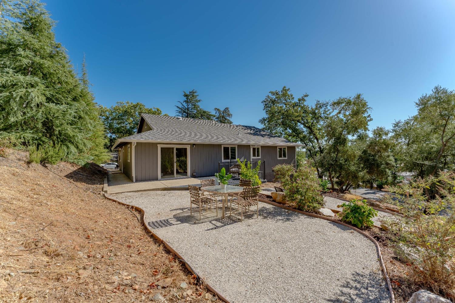 1215 Grove Court