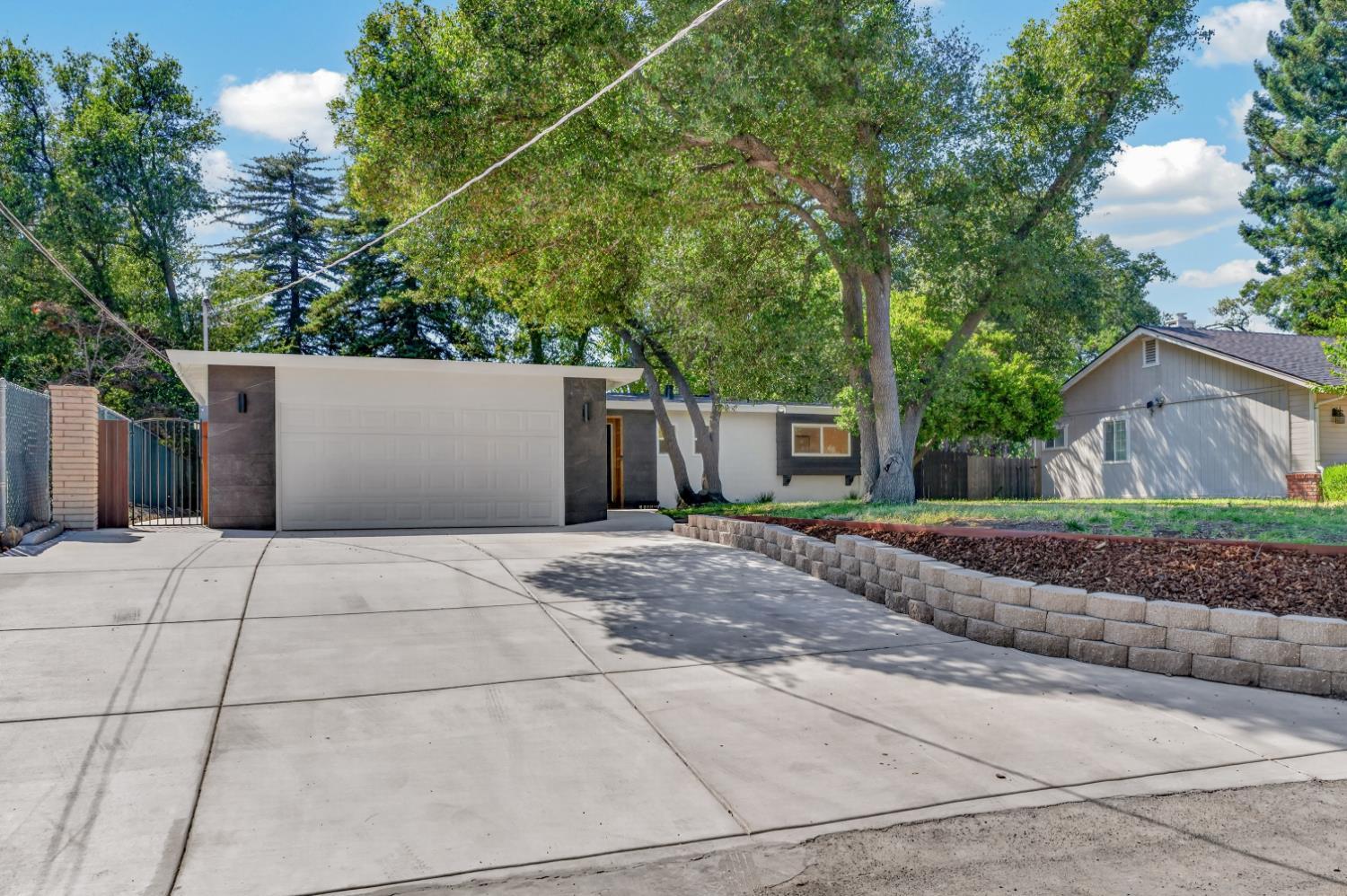 8420 Lakeland Drive