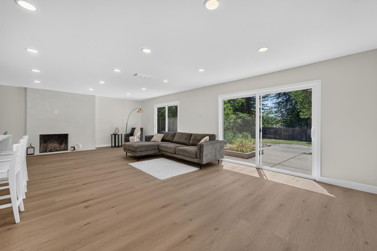 8420 Lakeland Drive
