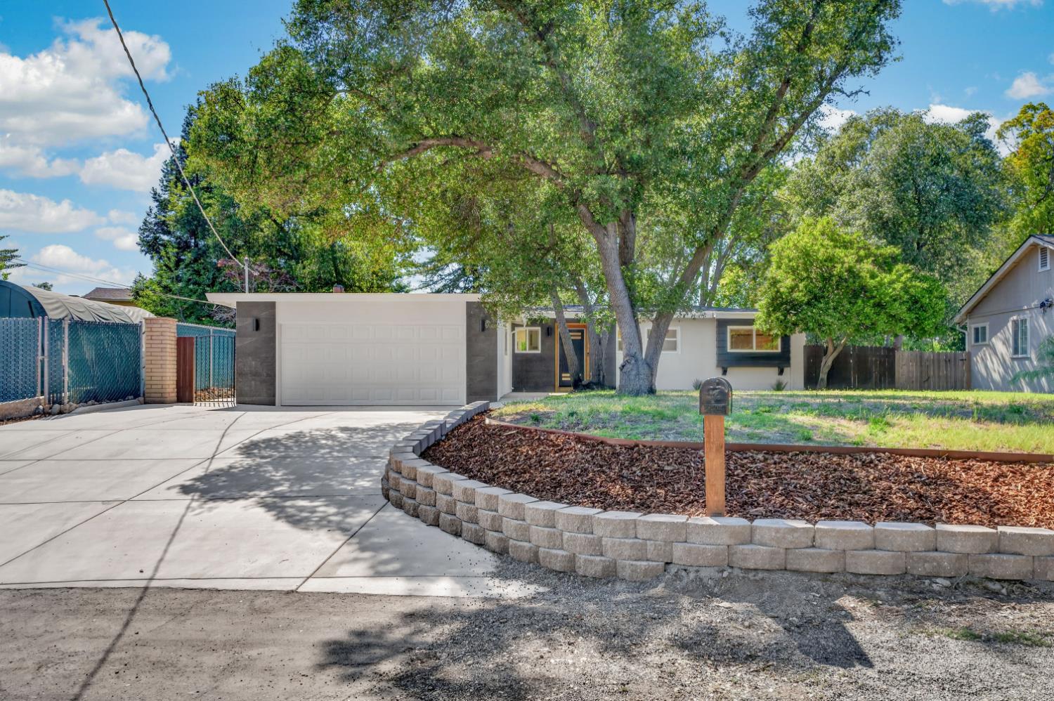 8420 Lakeland Drive