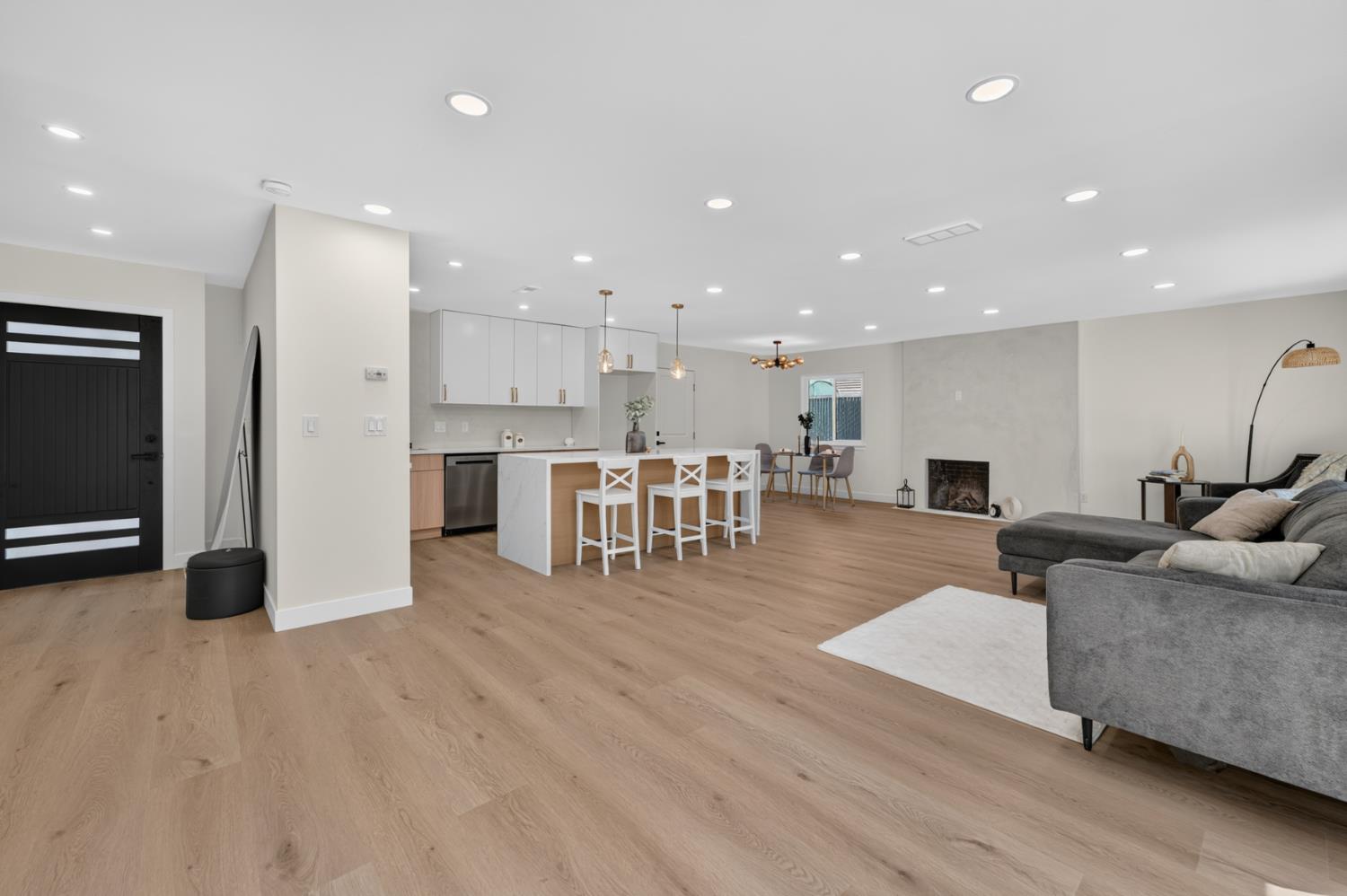 8420 Lakeland Drive