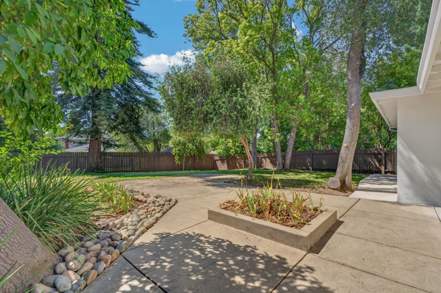 8420 Lakeland Drive