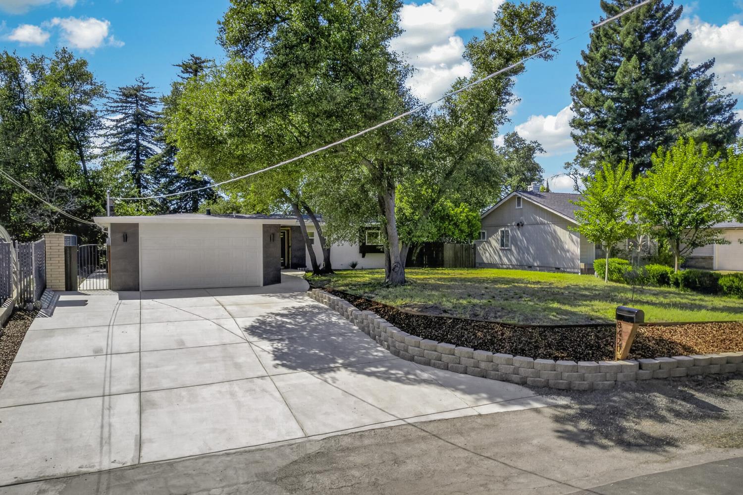 8420 Lakeland Drive