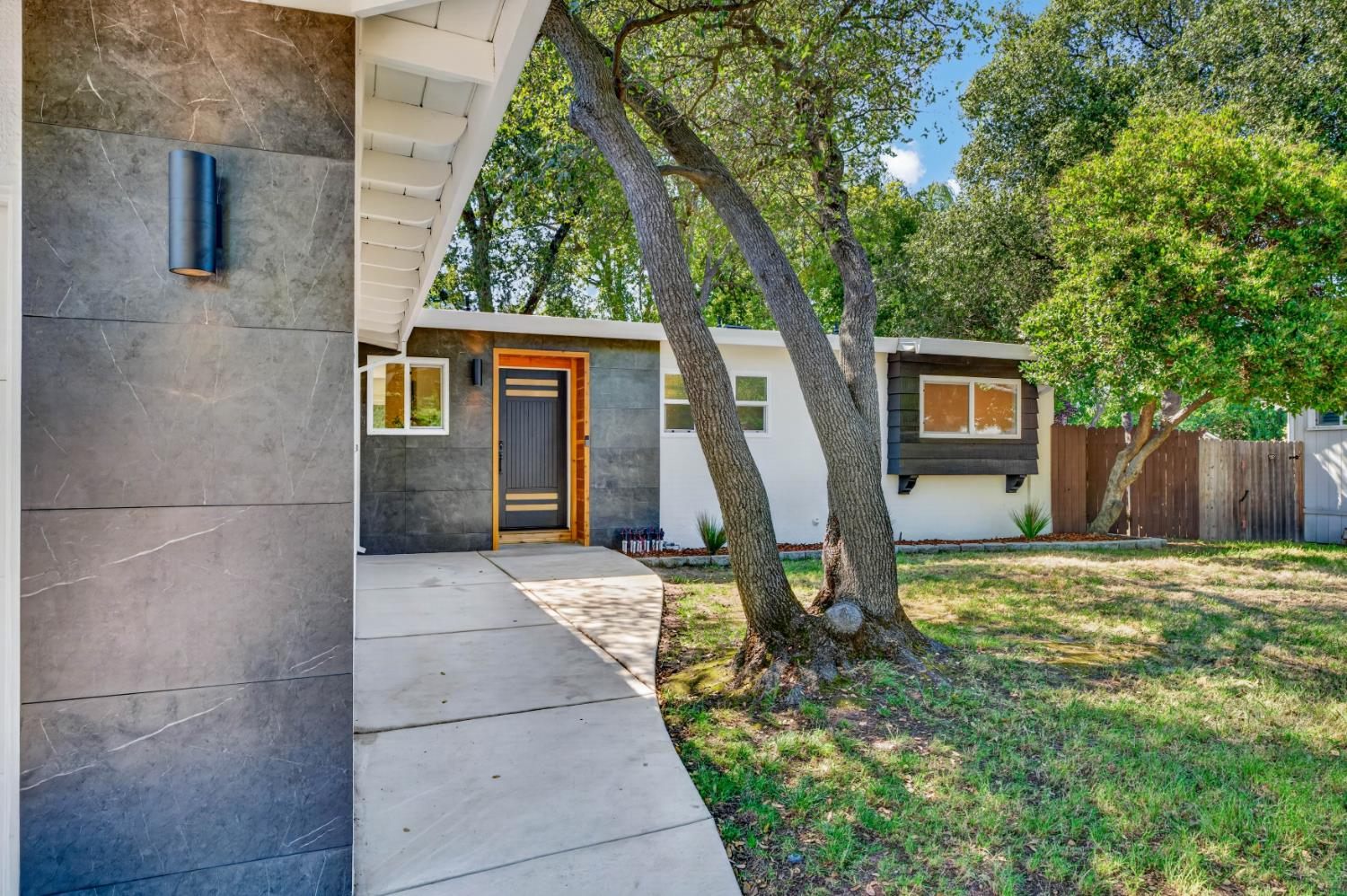 8420 Lakeland Drive