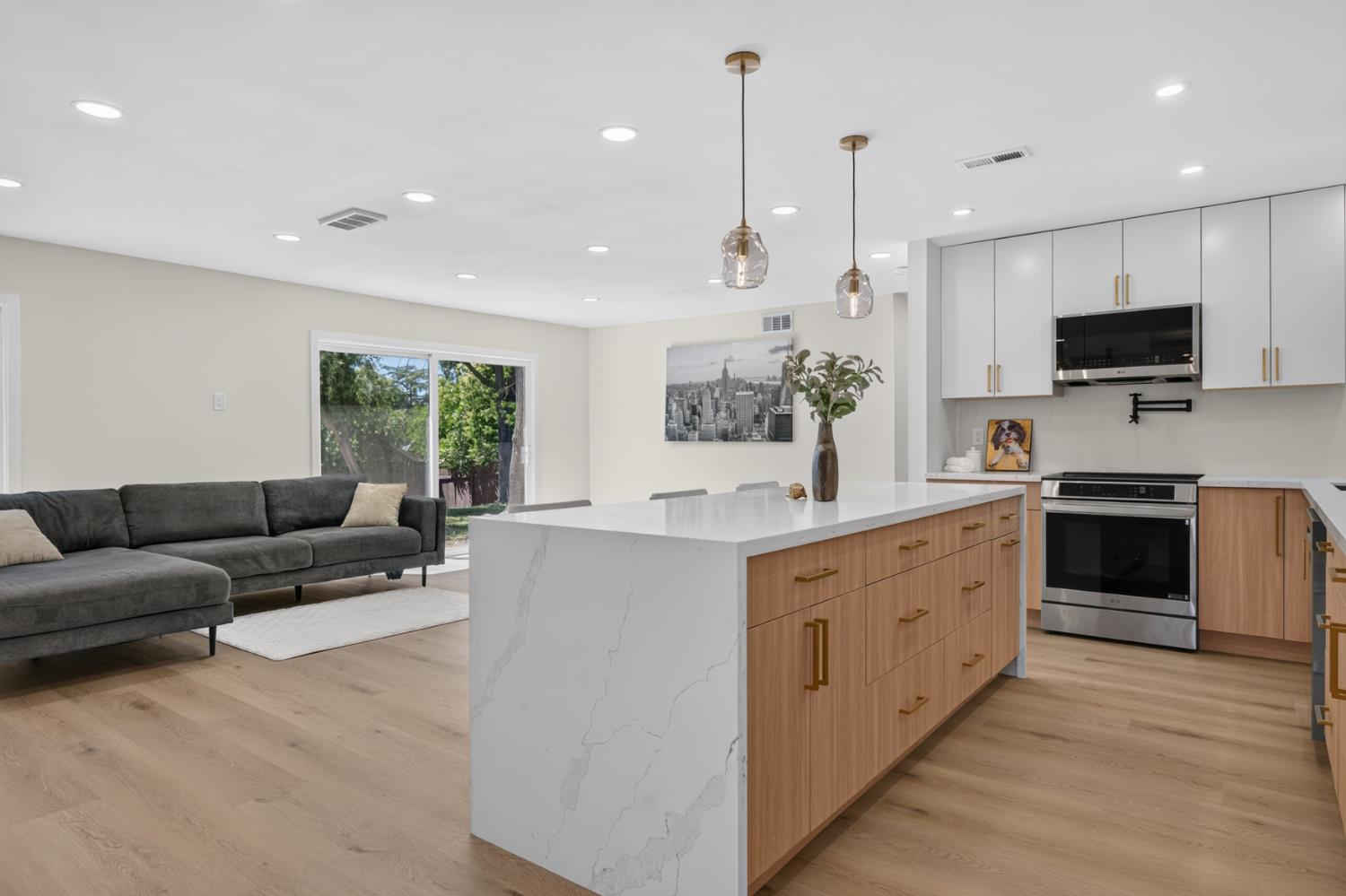 8420 Lakeland Drive