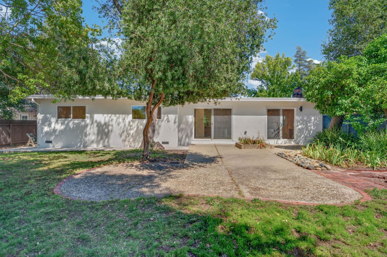 8420 Lakeland Drive