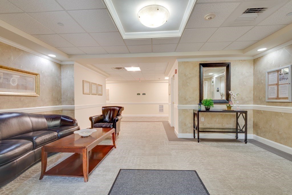 2105 Briarwood Vlg # 2105