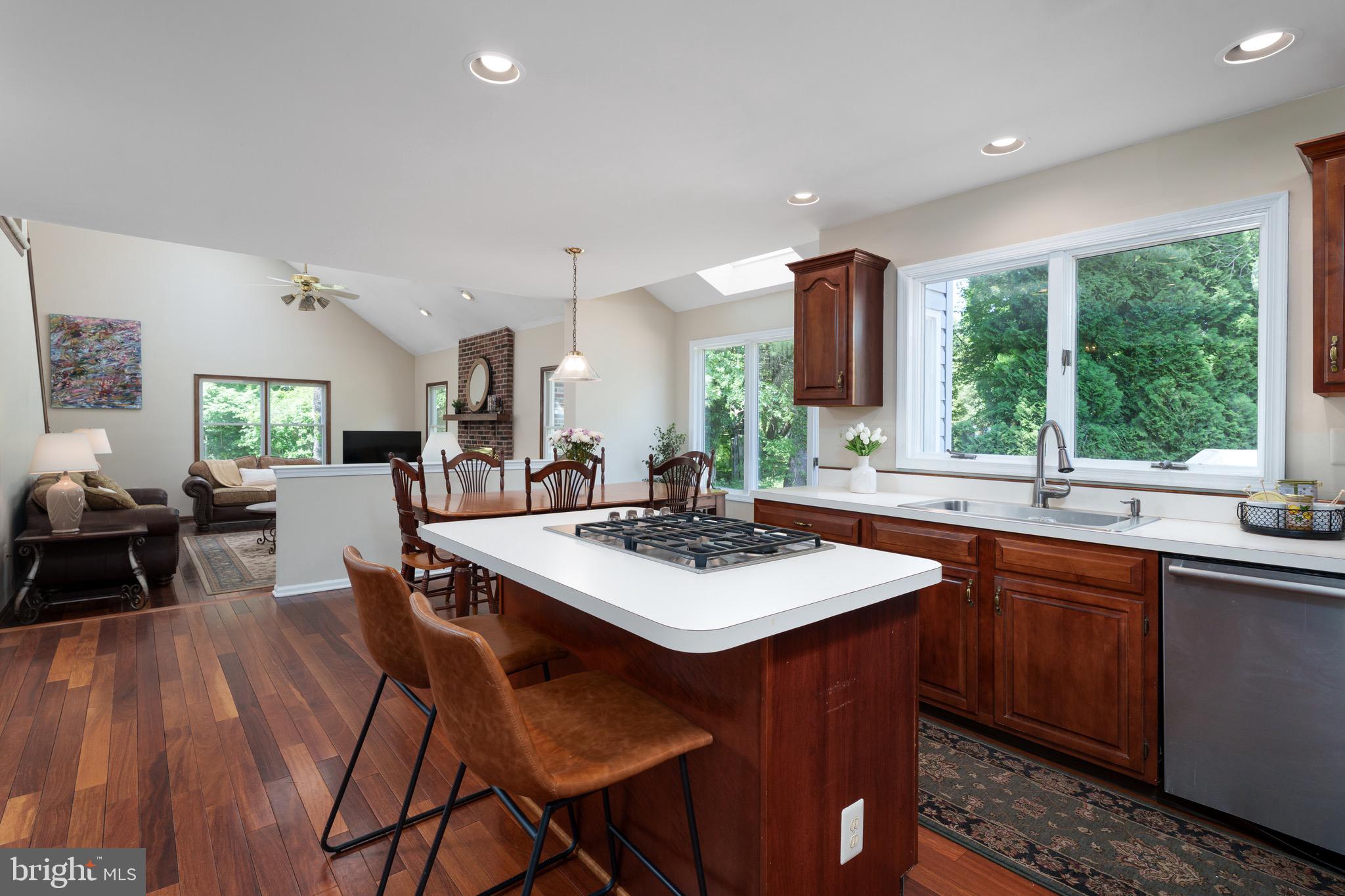 6 ARDSLEY COURT