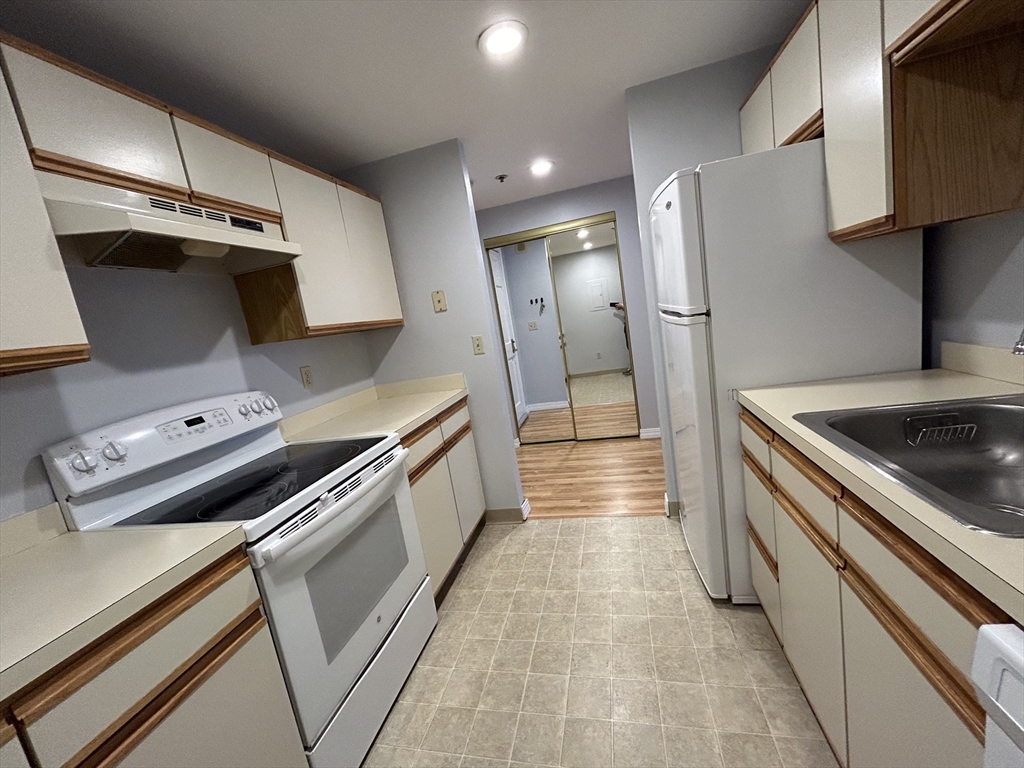 44 Elm St # 305