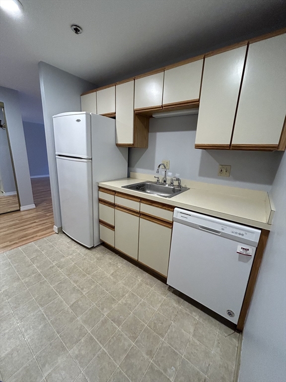 44 Elm St # 305