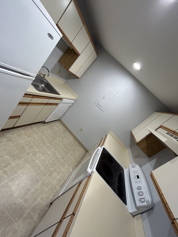 44 Elm St # 305