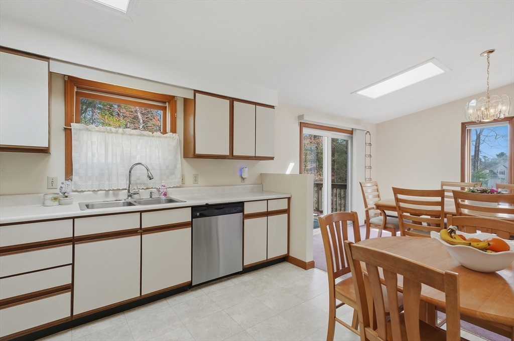 10 Lee Avenue