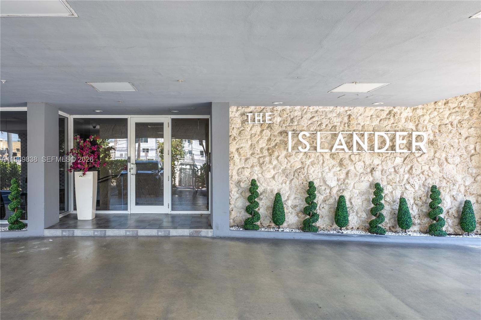 1255 Collins Ave # 901