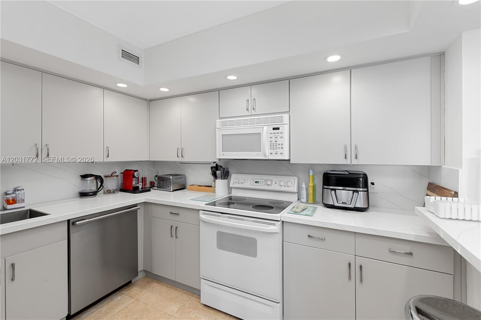 5600 Collins Ave # 14R