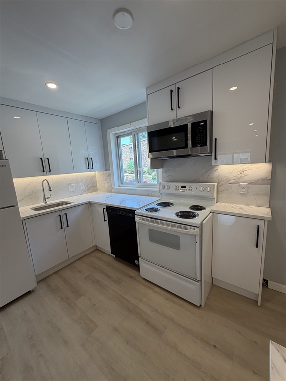 42 Lionel Ave # C