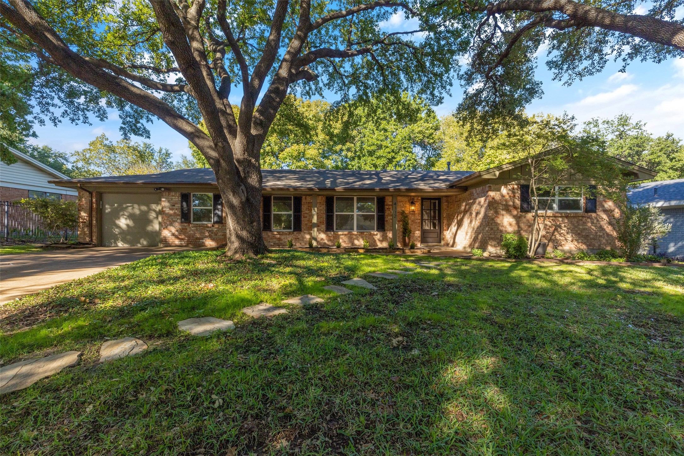 4112 Selkirk Drive W