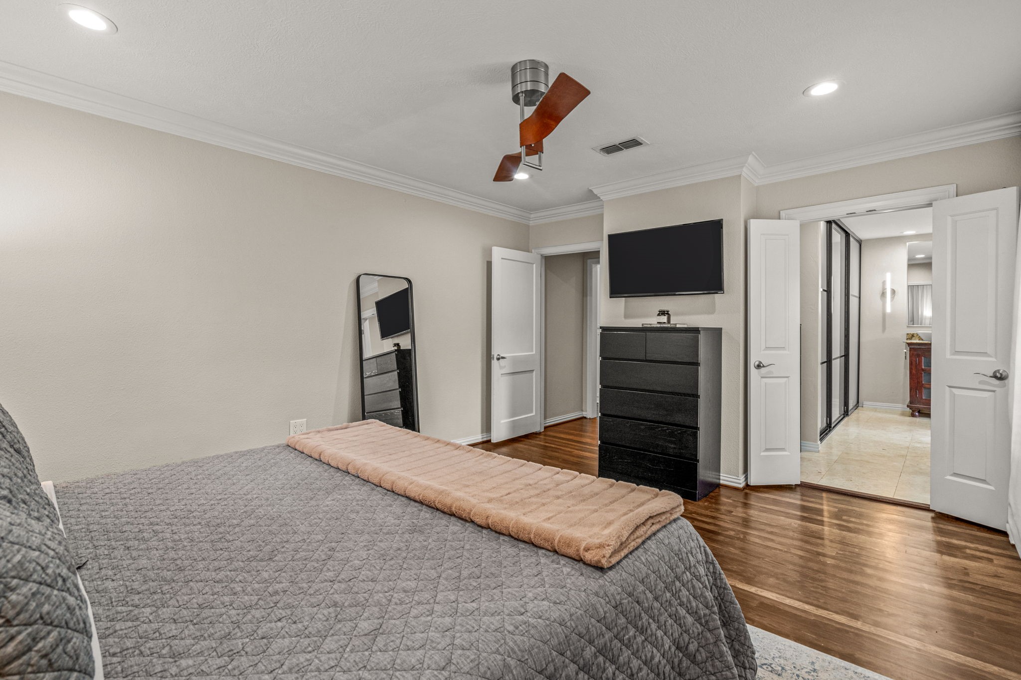 3632 W Biddison Street