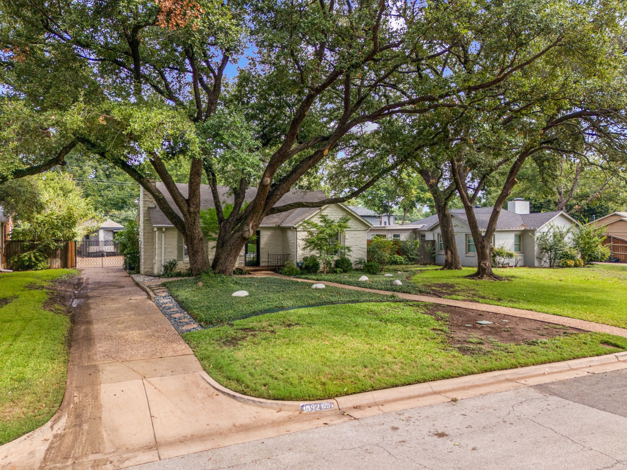 3632 W Biddison Street