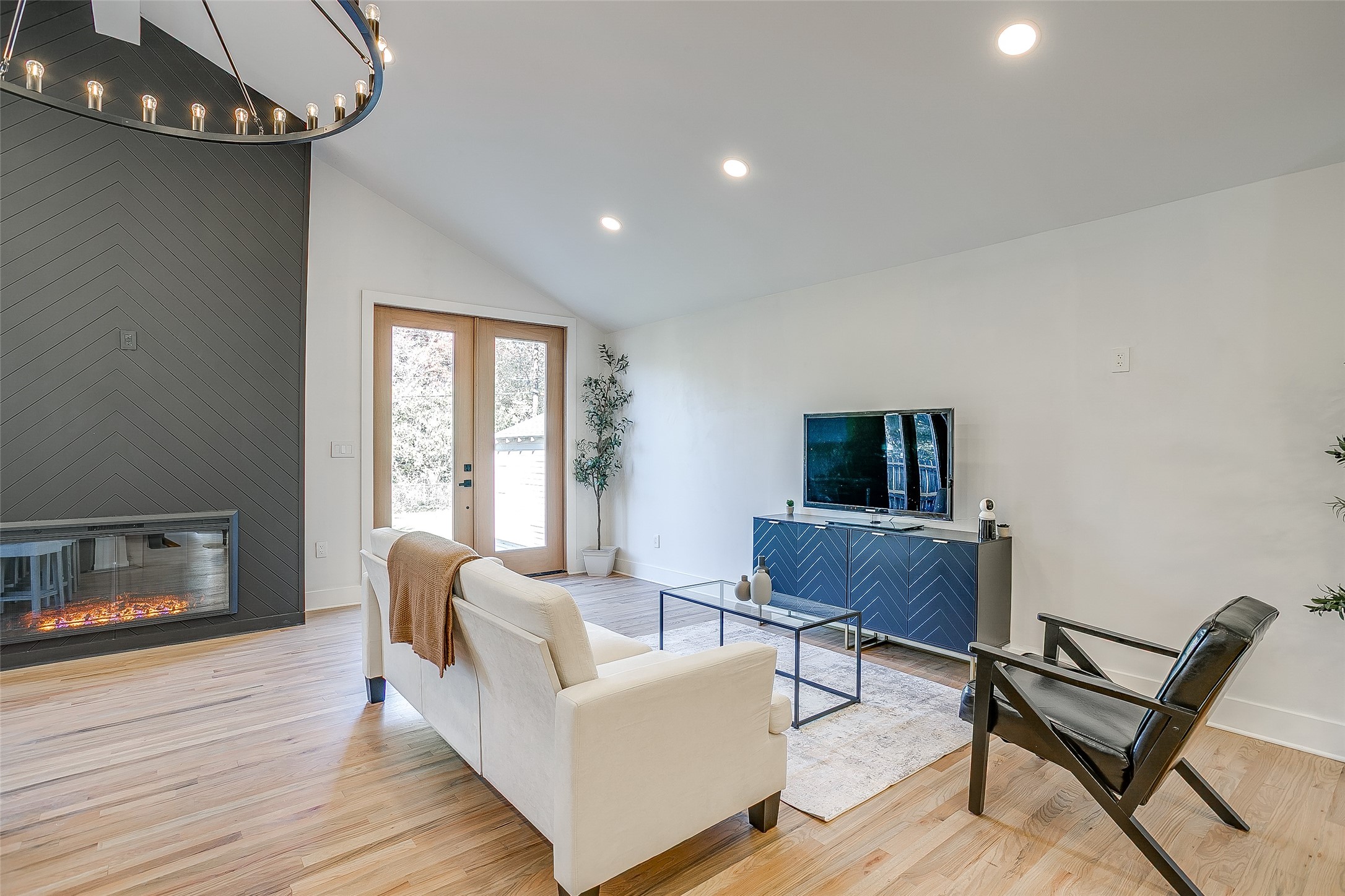 3532 W Biddison Street