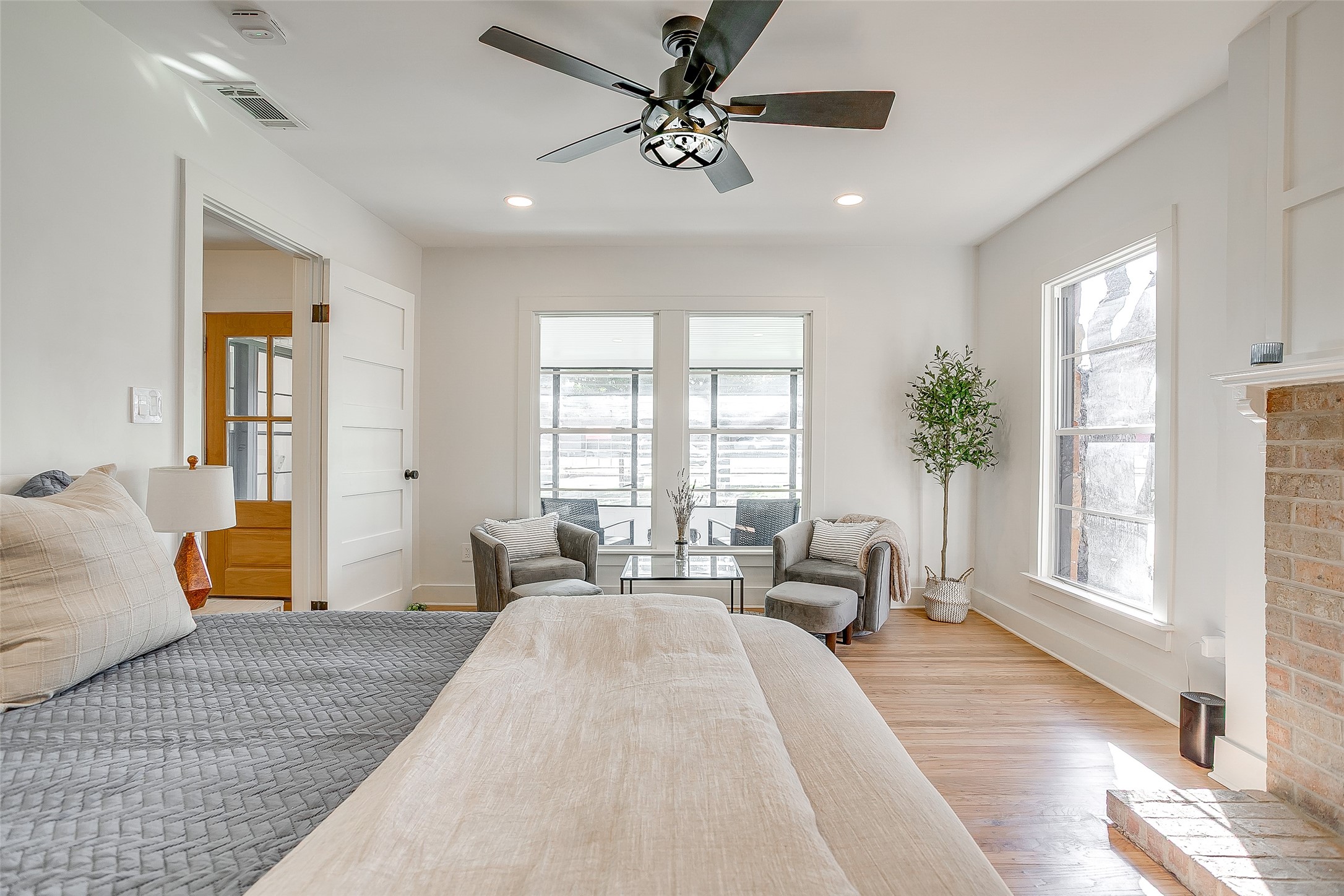 3532 W Biddison Street