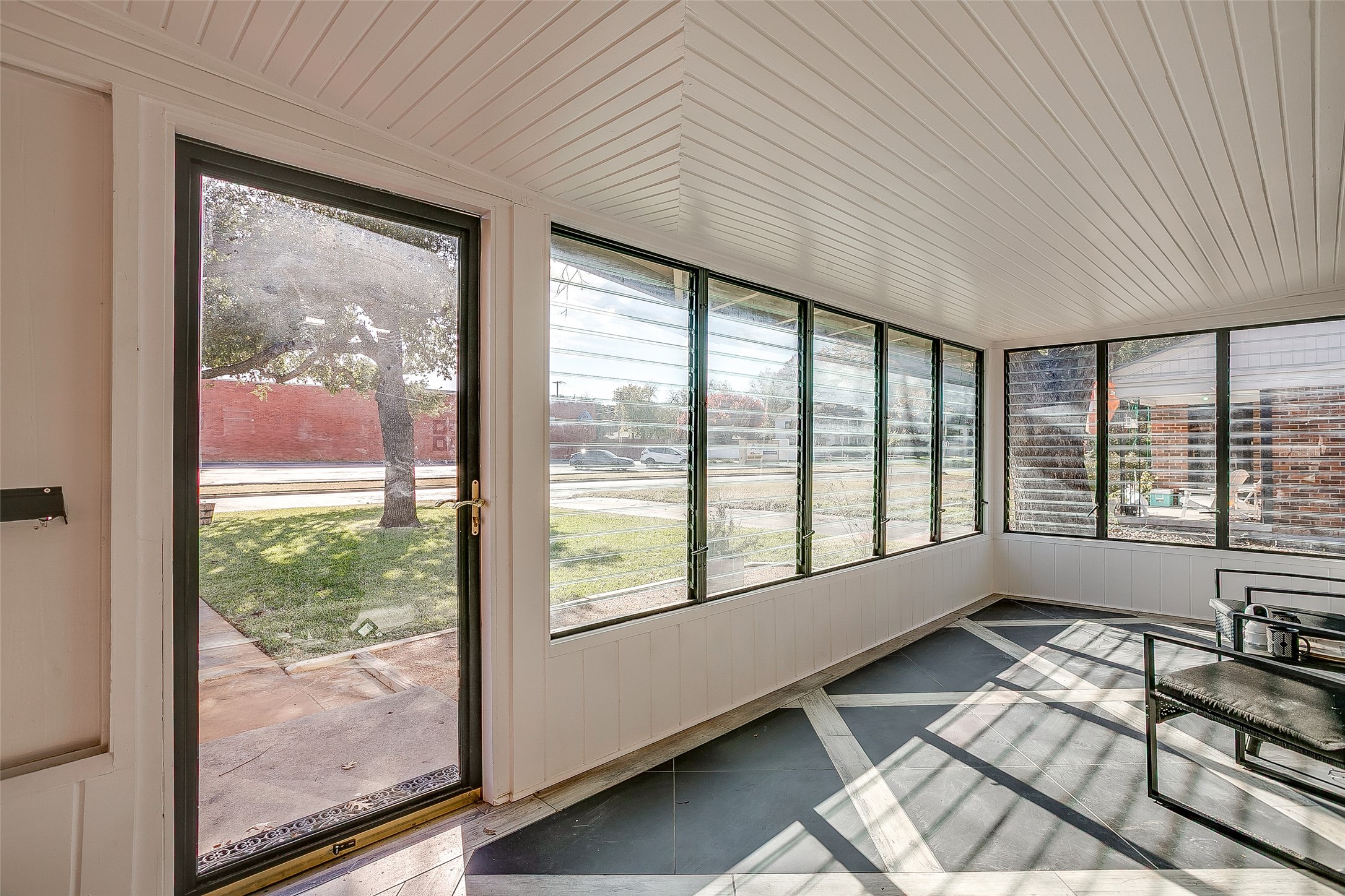 3532 W Biddison Street