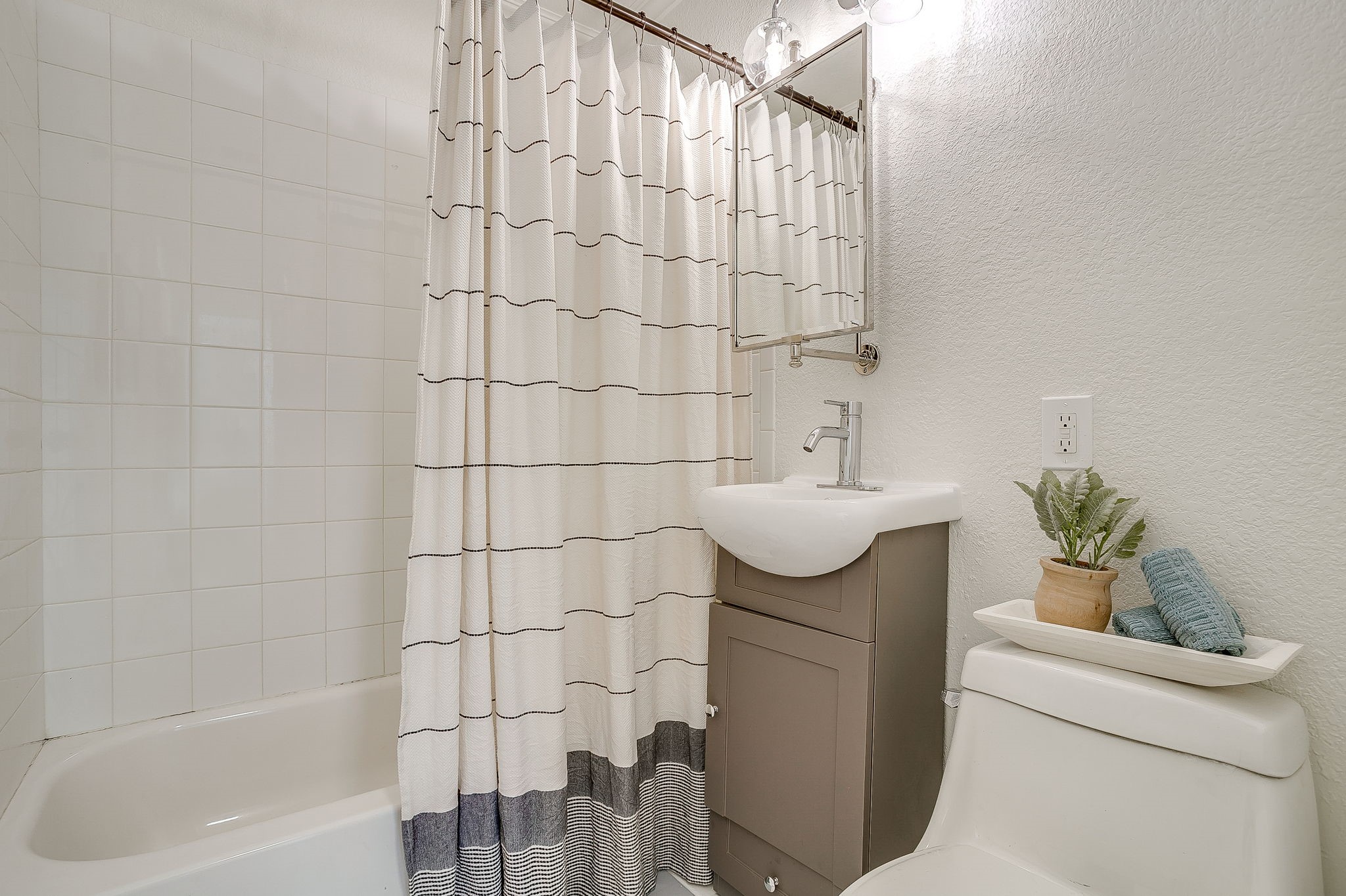 4413 Wellesley Avenue