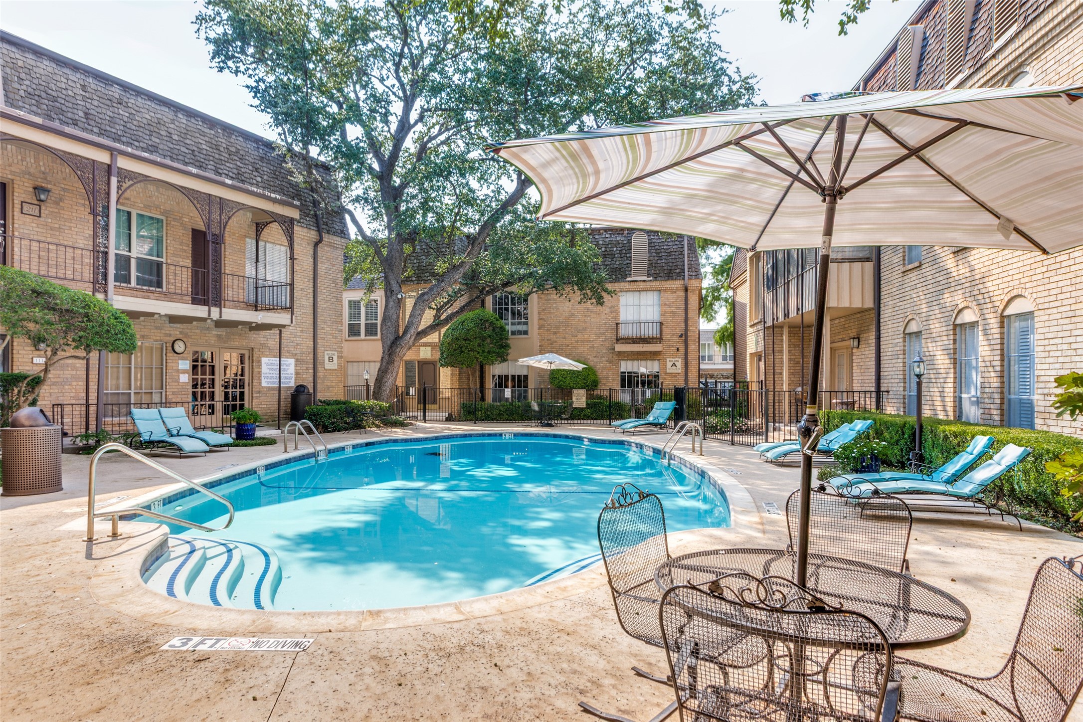 4312 Bellaire Drive S 204