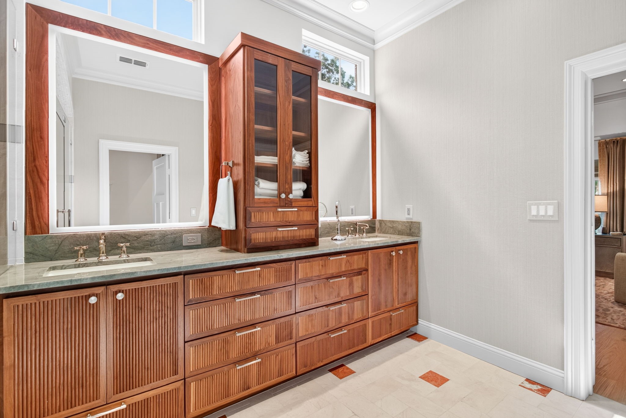 2832 Manorwood