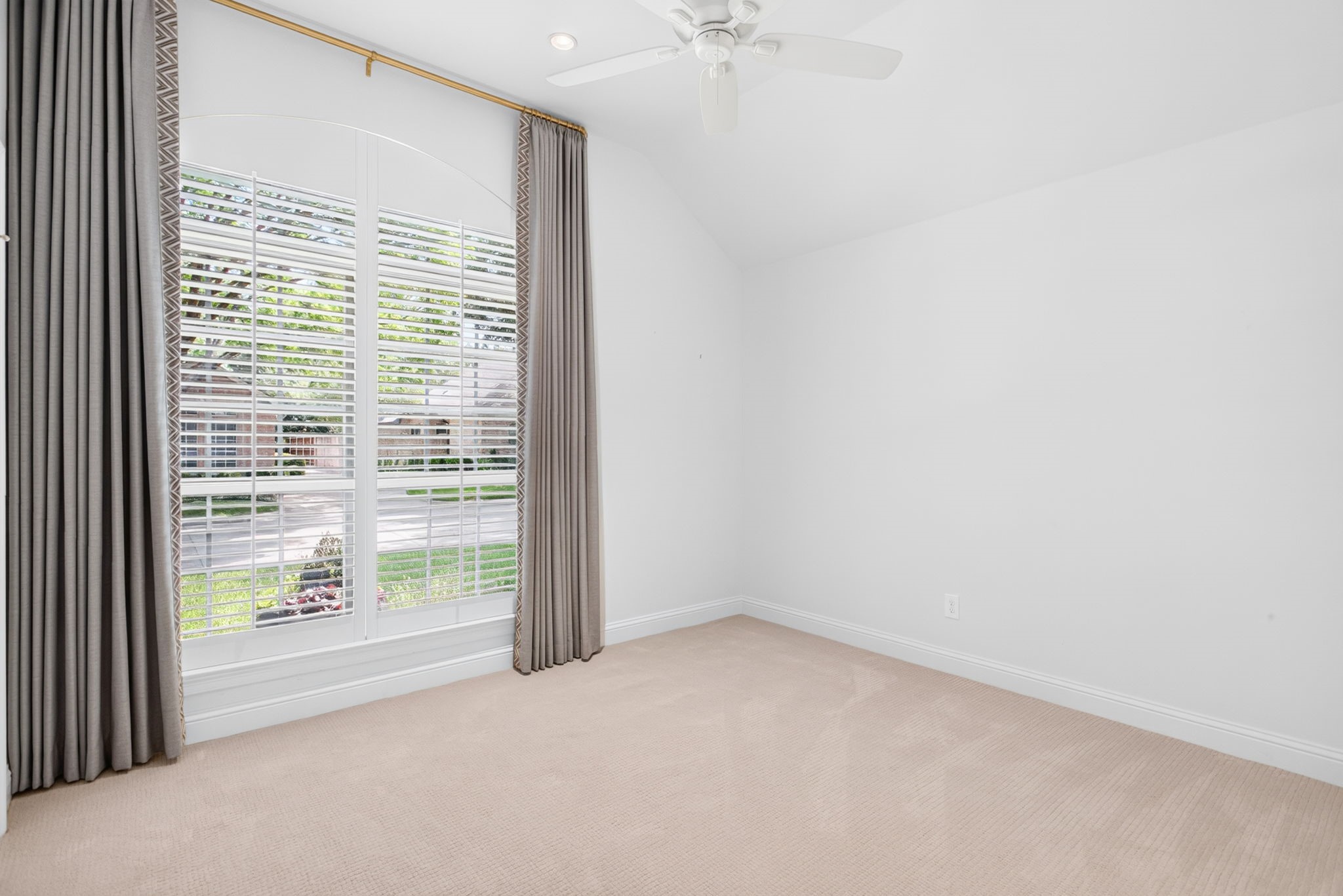 2832 Manorwood
