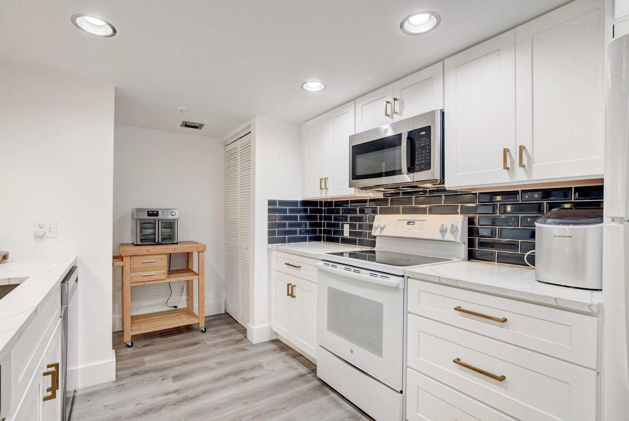 1915 Lavers Circle E504