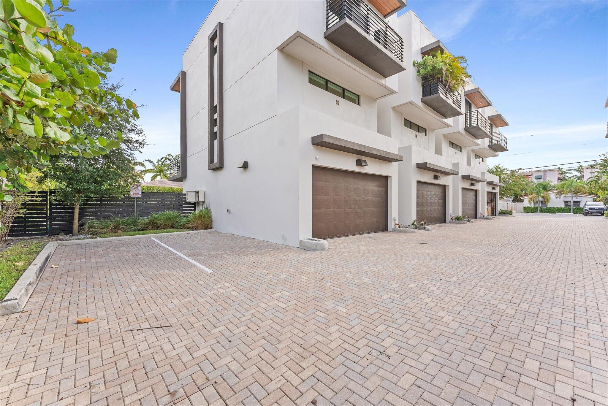 1048 N Victoria Park Road