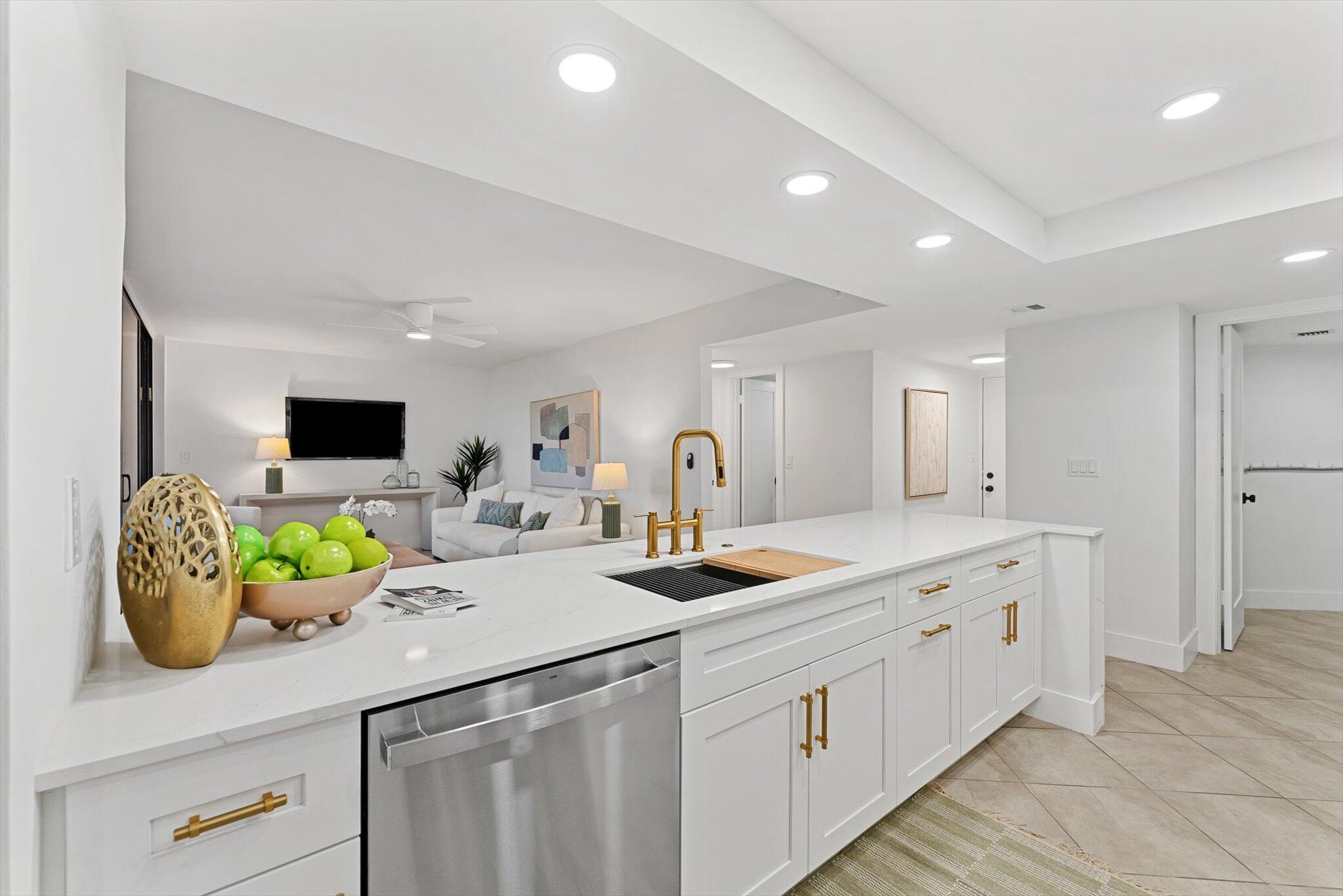 2455 Lindell Boulevard 3103