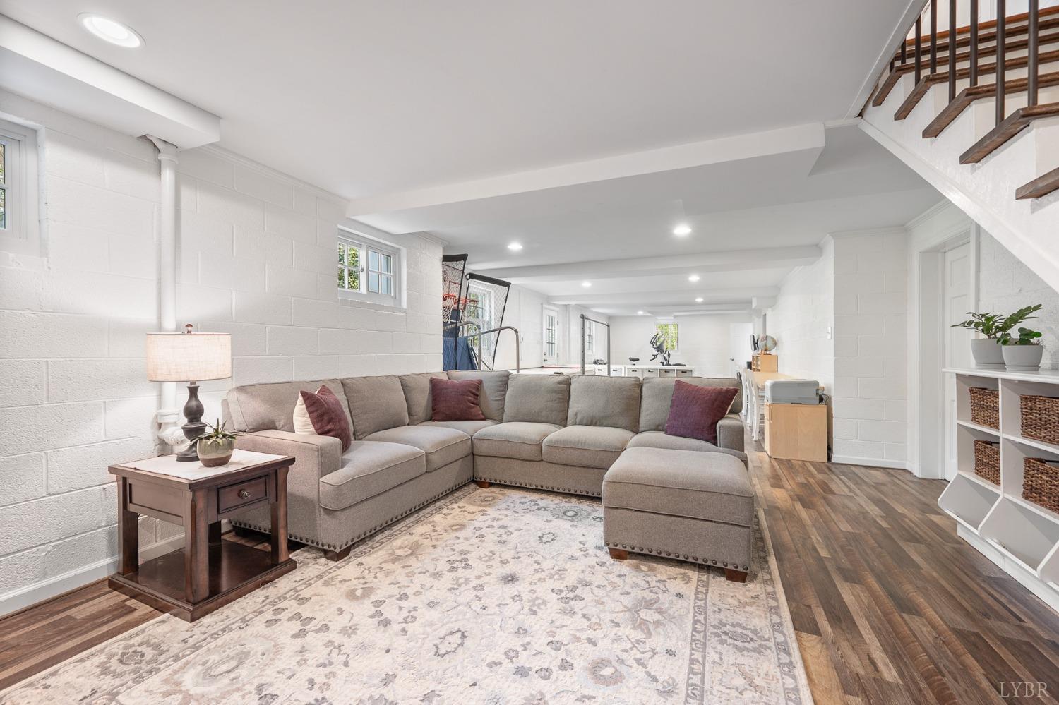 3760 Woodside Avenue