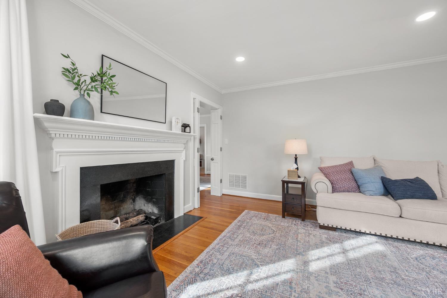 3760 Woodside Avenue