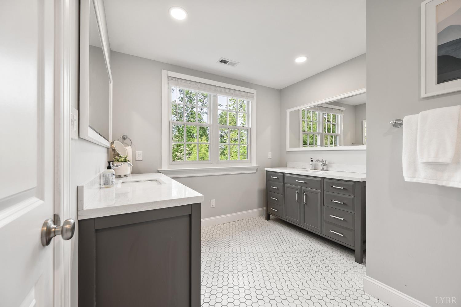 3760 Woodside Avenue