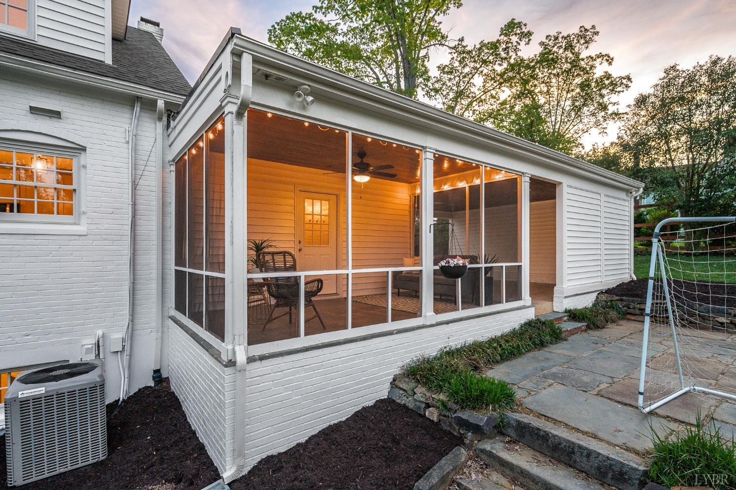 3760 Woodside Avenue