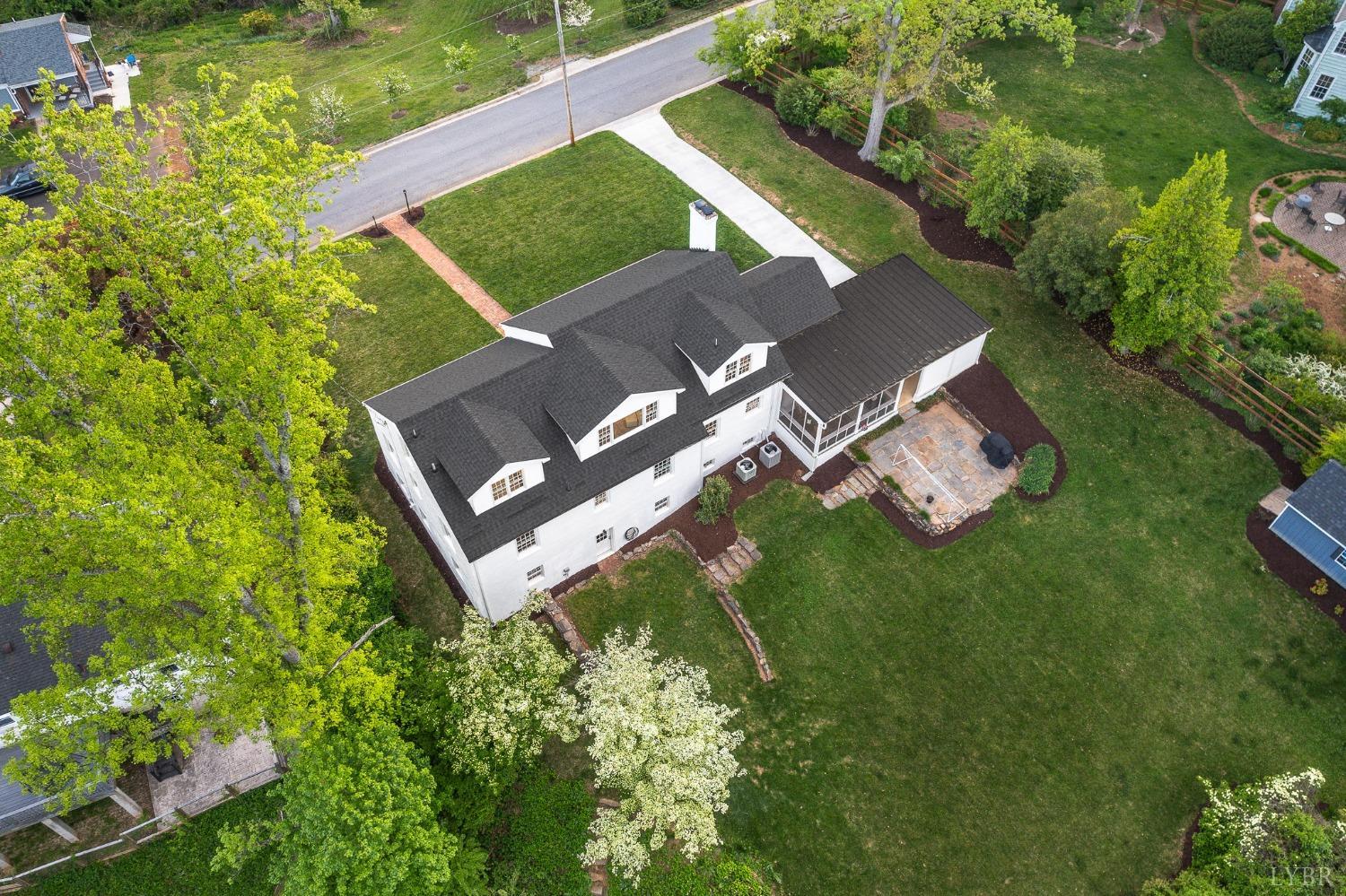 3760 Woodside Avenue