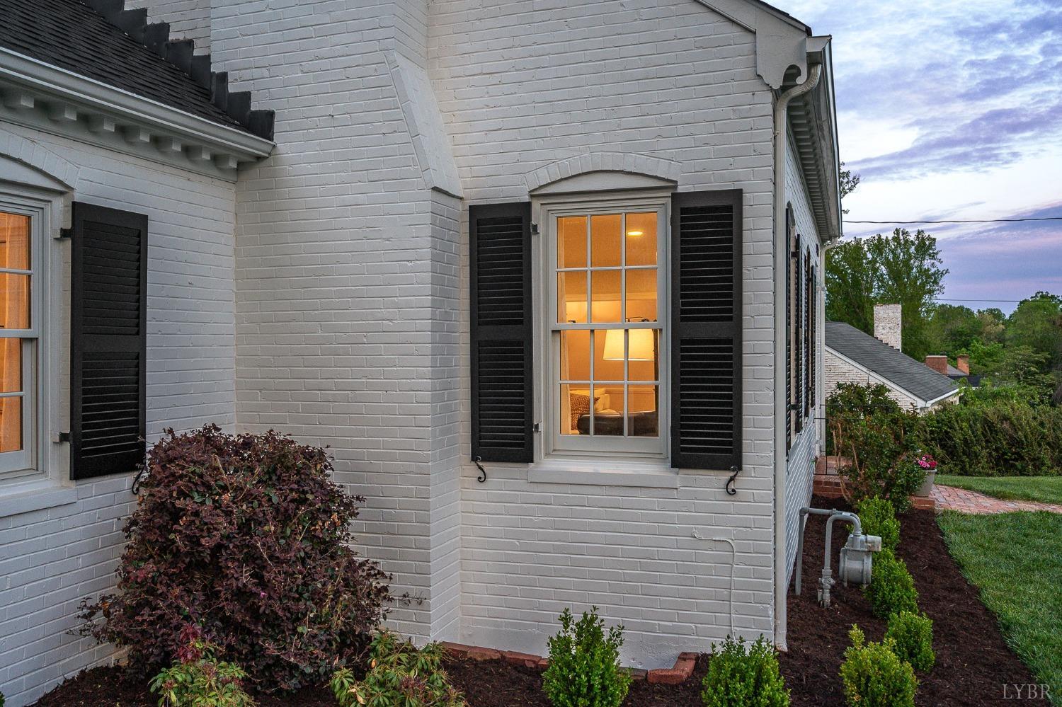 3760 Woodside Avenue