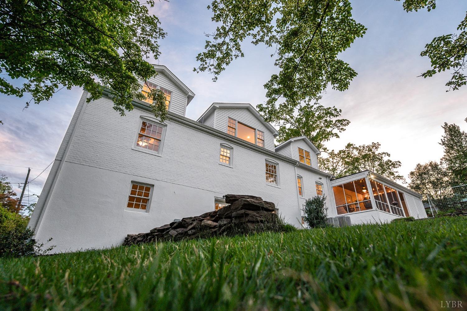 3760 Woodside Avenue