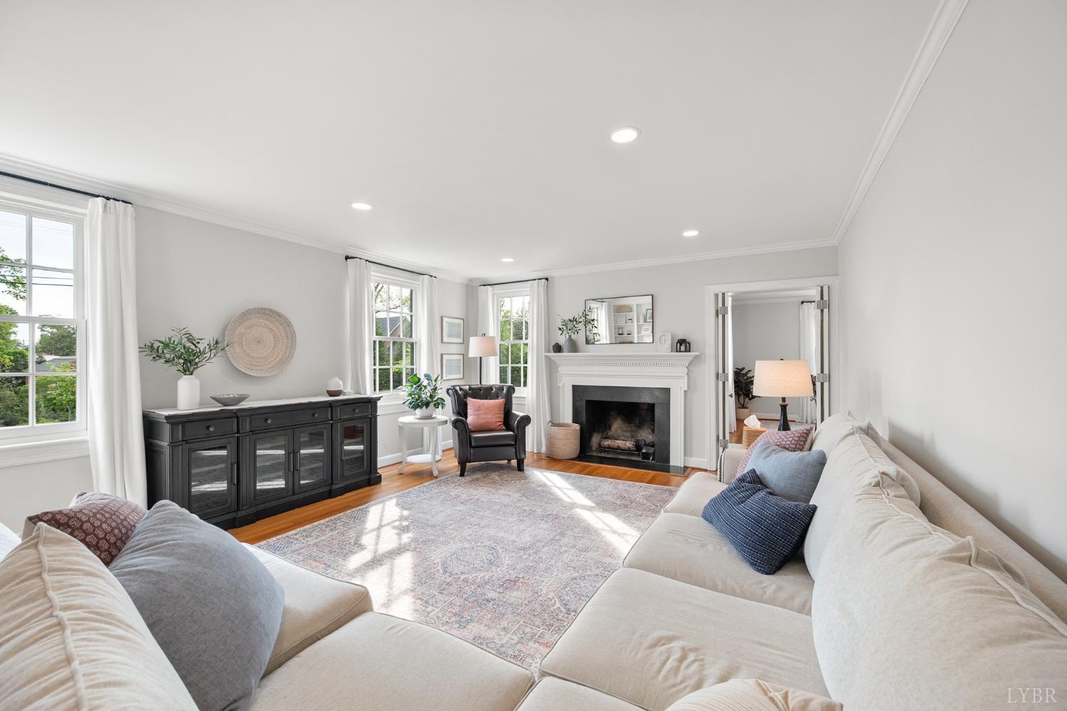 3760 Woodside Avenue