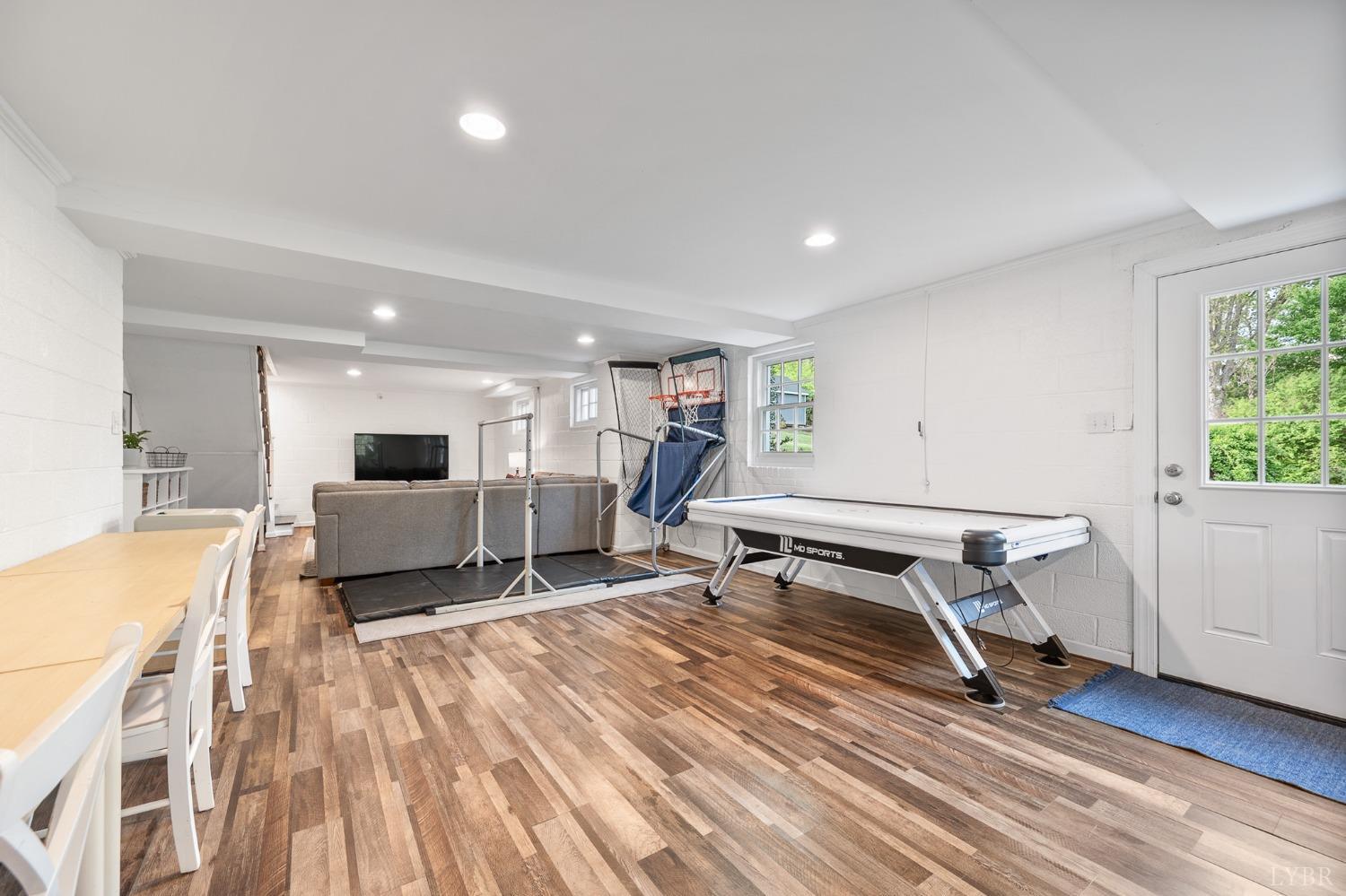 3760 Woodside Avenue